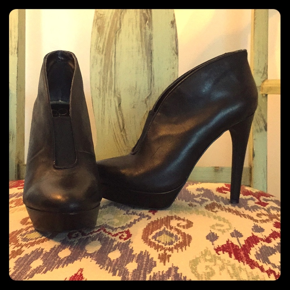 Jessica Simpson black leather booties size 6.5